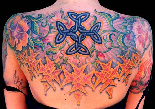 背部彩色花朵与凯尔特标志纹身图案