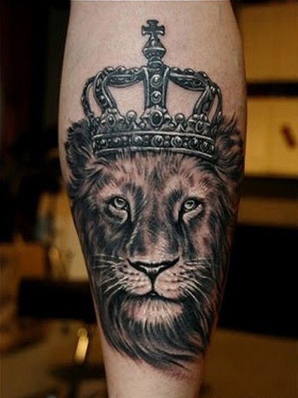 手臂上的狮子头皇冠纹身图案
