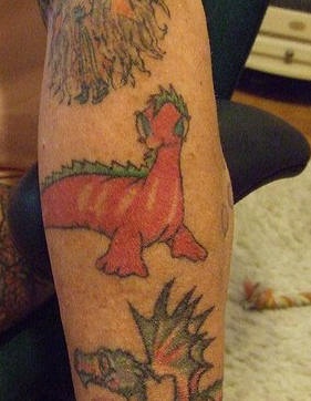 彩色的卡通恐龙手臂纹身图案