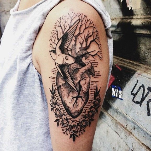 大臂黑灰燕子和心脏花朵树纹身图案