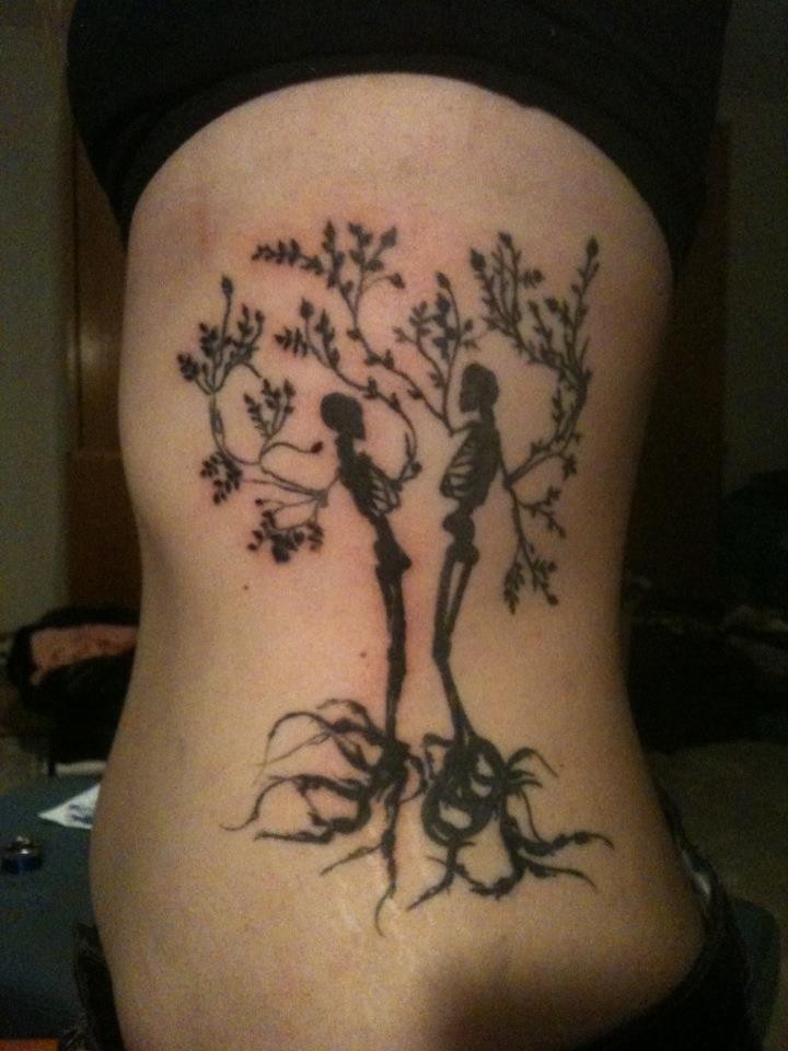 侧肋黑色的骷髅树枝纹身图案
