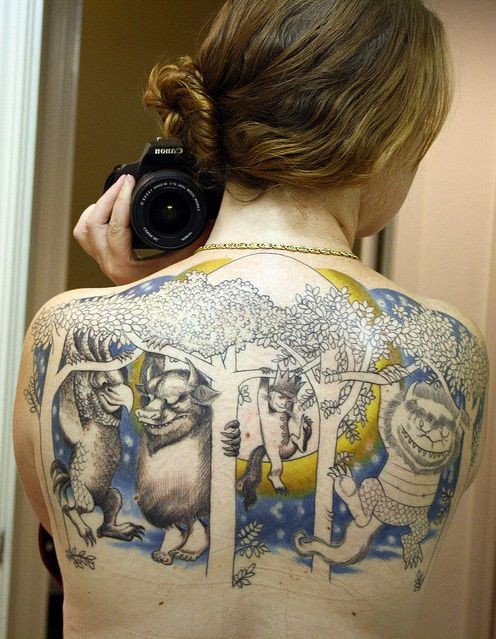 有趣的各种彩色奇怪动物与树木和月亮背部纹身图案