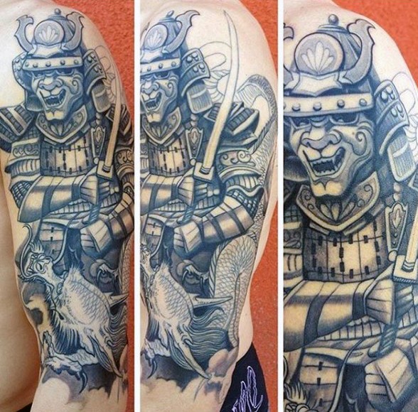 亚洲式的黑白武士大臂纹身图案