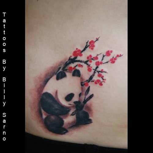 可爱的熊猫和盛开的樱花彩色纹身图案