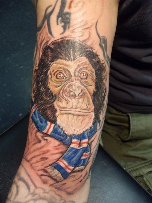 手臂独特的彩色黑猩猩和围巾纹身图案