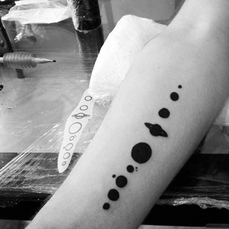手臂简单的黑色小星球游行个性纹身图案