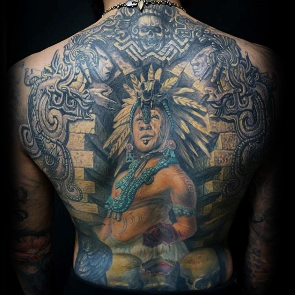 背部插画风格彩色的古老阿兹特克雕塑纹身图案