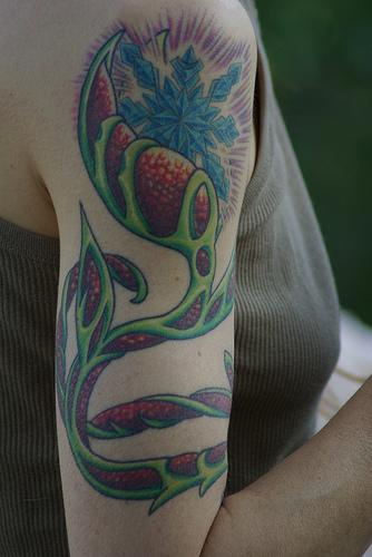 手臂奇怪的藤蔓与蓝色雪花彩色纹身图案