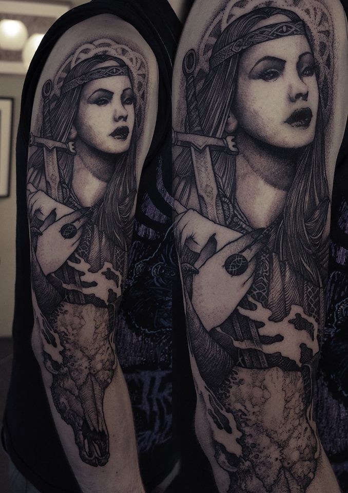 手臂雕刻风格黑色的美丽女人与剑纹身图案