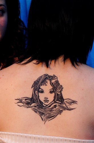 背部美人鱼的头像纹身图案