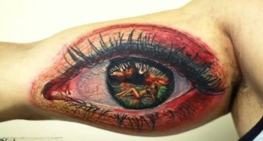 赤裸的女孩在眼睛里彩绘纹身图案