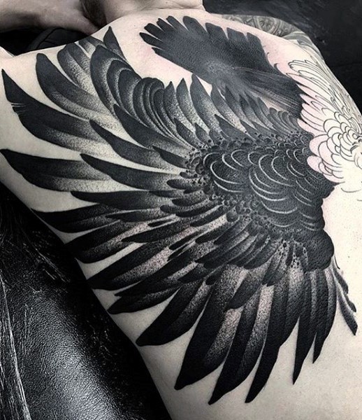 背部黑色点刺的鹰纹身图案