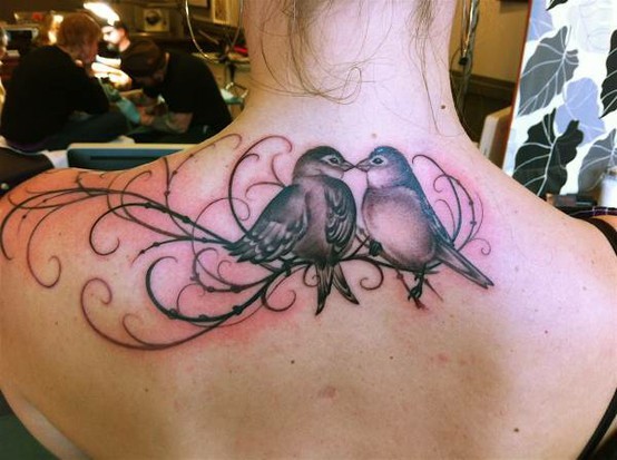两只鸟与藤蔓背部纹身图案