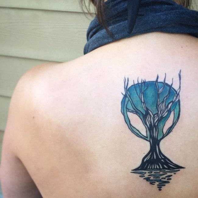 背部难以置信的彩色幻想小树纹身图案