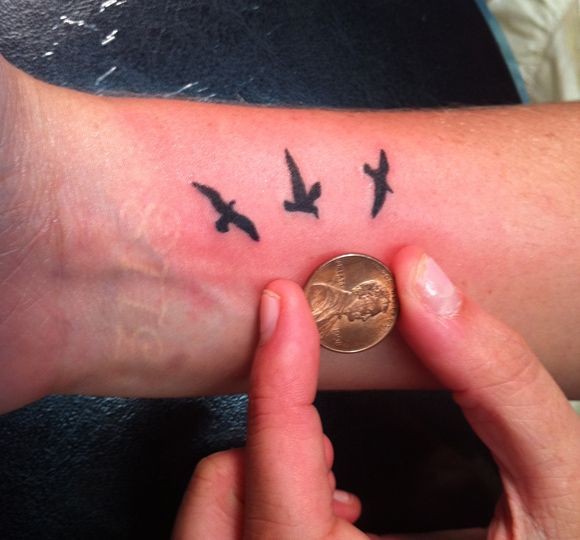 可爱的小鸟手腕纹身图案