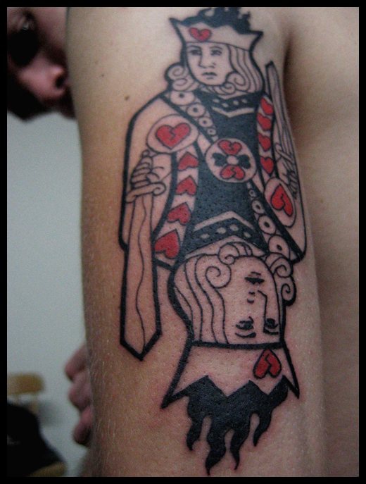 手臂扑克牌上的王者纹身图案