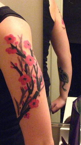 樱花树枝彩色的大臂纹身图案
