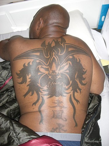 长角的魔鬼黑色背部纹身图案