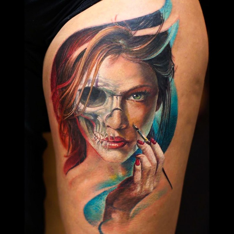 大腿彩色的神秘女人与骷髅结合纹身图案