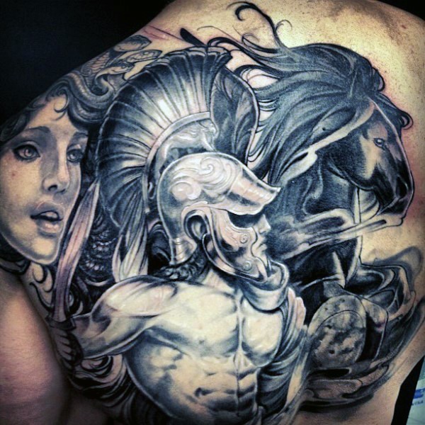 背部惊人的黑白古希腊神与马纹身图案
