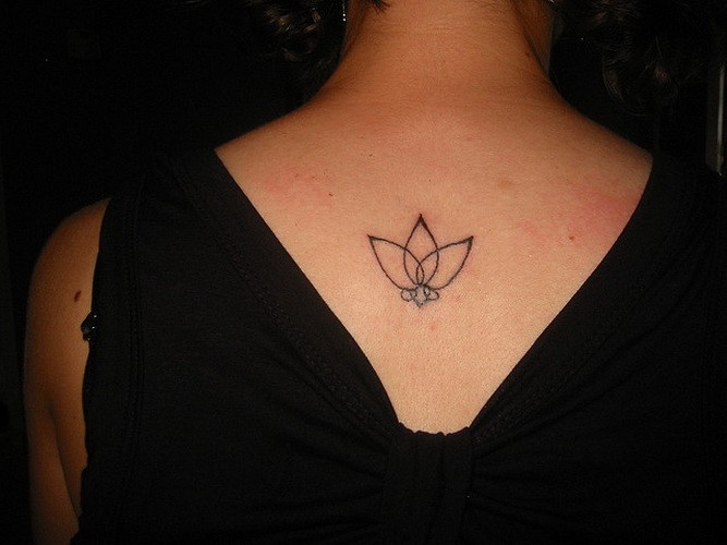 背部有趣的简单黑色轮廓莲花纹身图案