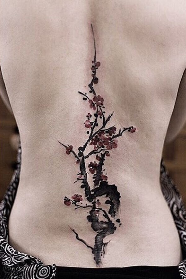 亚洲风格的彩色水墨梅花树背部纹身图案
