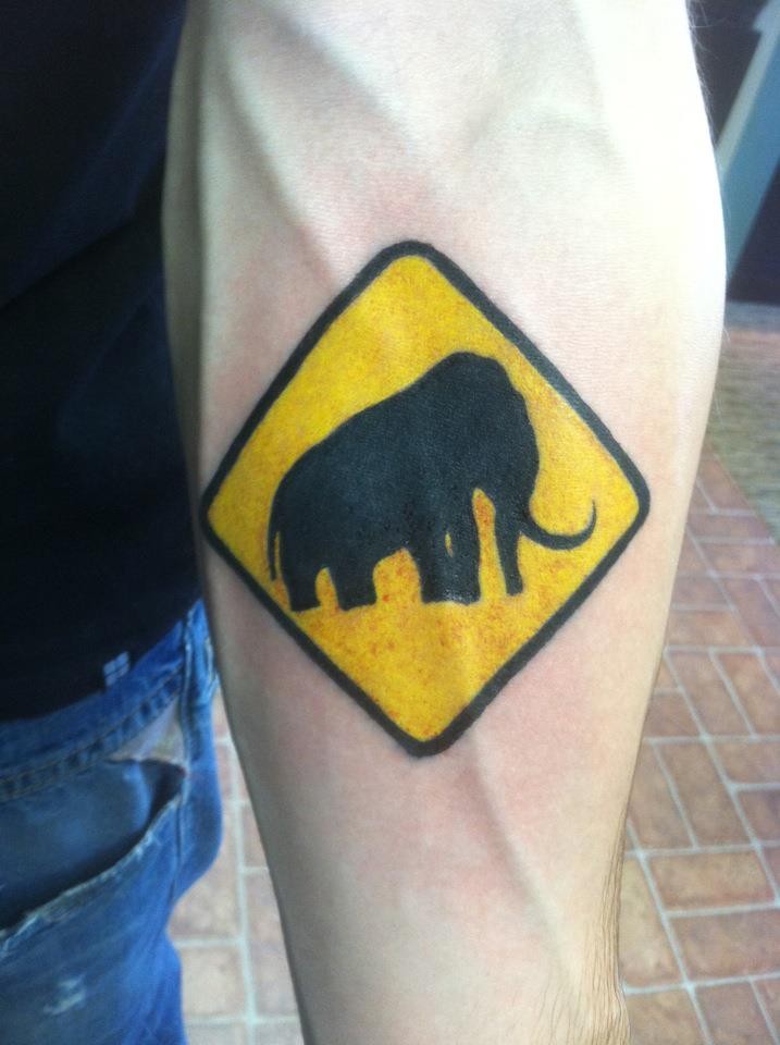 手臂上的大象交通标志纹身图案