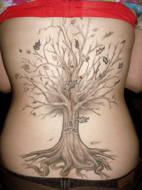 背部树与落叶纹身图案