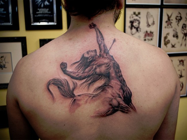背部漂亮的彩色半人马座和箭纹身图案