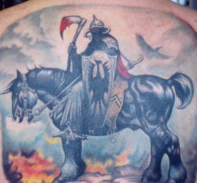背部马和勇士火焰纹身图案