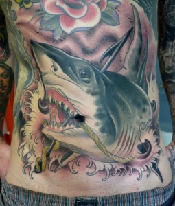 背部old school彩色的鲨鱼纹身图案