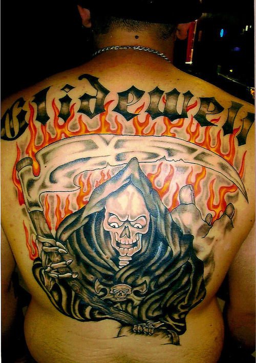 背部火焰与死神和字符纹身图案