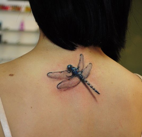 女生背部写实的3D蜻蜓纹身图案