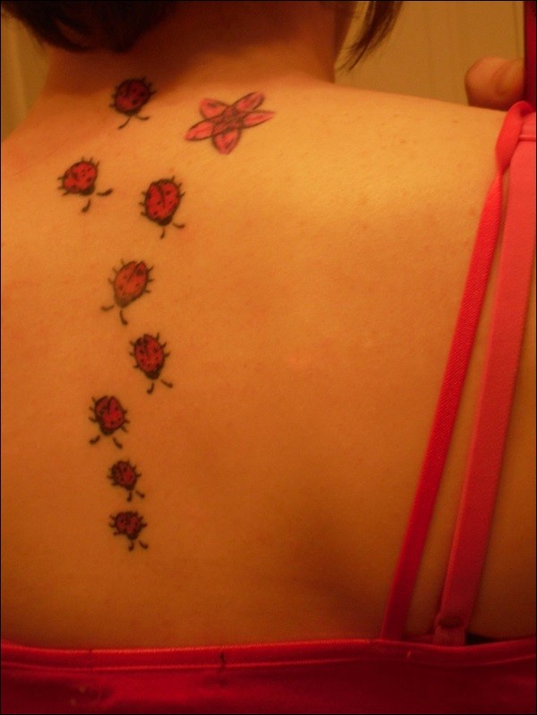 背部一群红色的瓢虫纹身图案