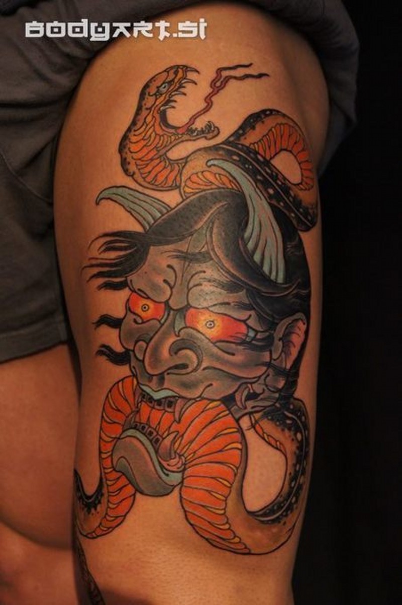 大腿亚洲传统彩绘恶魔般若与蛇纹身图案