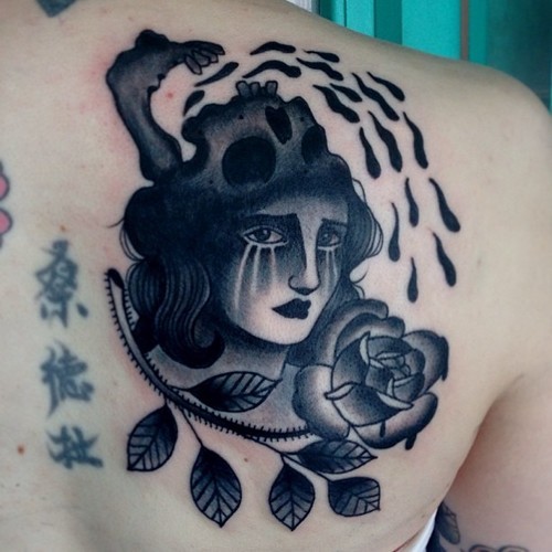 背部黑色骷髅玫瑰和哭泣的女人纹身图案
