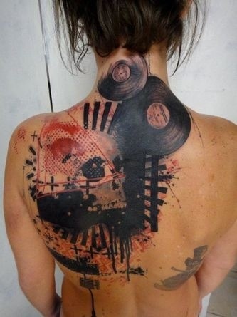 女生背部黑色和红色骷髅与唱片纹身图案