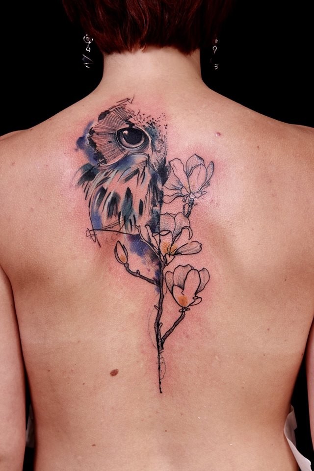 背部插画风格彩色的猫头鹰与花蕊纹身图案