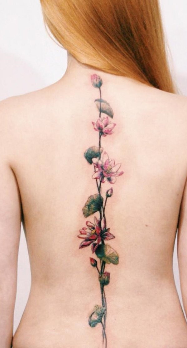 非常漂亮的粉红色花朵背部纹身图案