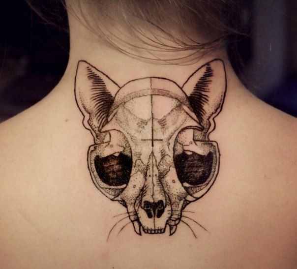 背部点刺黑灰的猫头骨纹身图案