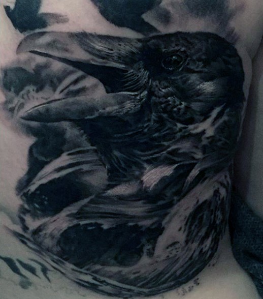 背部惊人的写实黑色乌鸦头像纹身图案