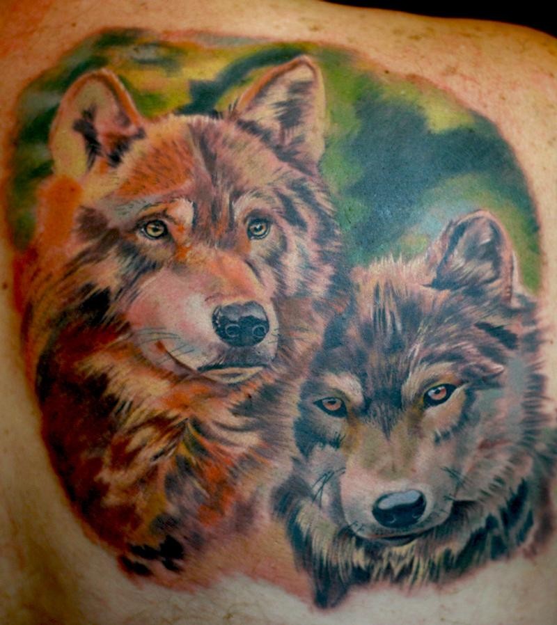 背部美丽多彩的狼纹身图案