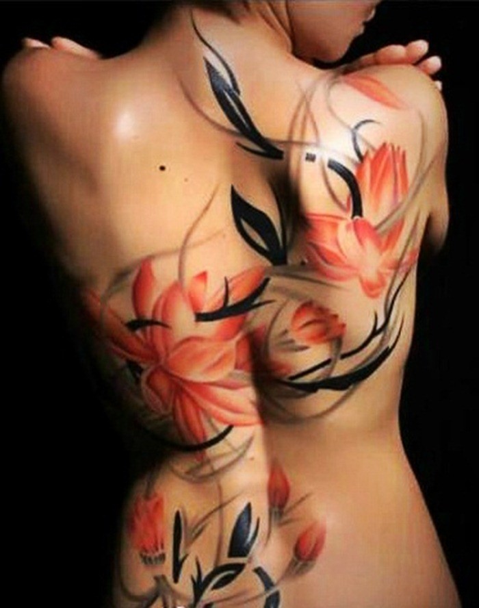 背部红色和黑色的花朵纹身图案