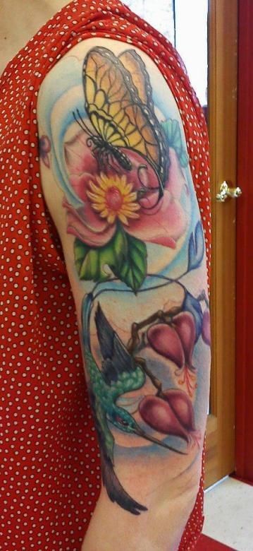 手臂上的蝴蝶和花蕊彩绘纹身图案
