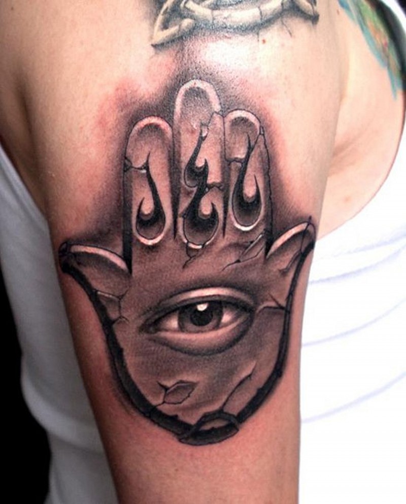 手臂神秘的法蒂玛之手与眼睛纹身图案