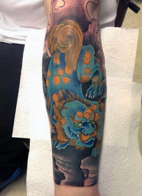 亚洲风格的彩色唐狮子手臂纹身图案