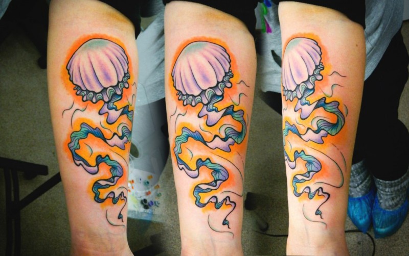 手臂彩绘的水母纹身图案