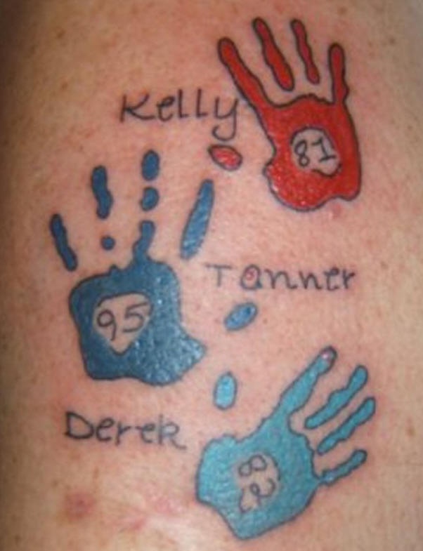 背部婴儿手印和字母彩色纹身图案
