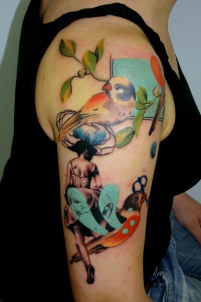 手臂彩色的女人与鸟类纹身图案