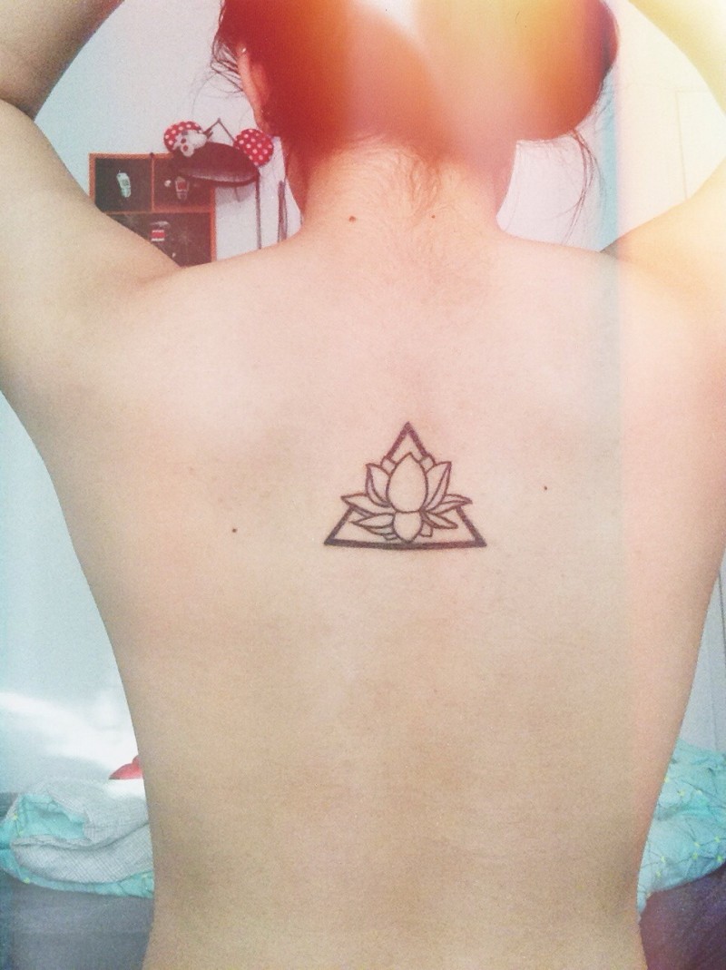 背部简单的黑色莲花与三角形纹身图案